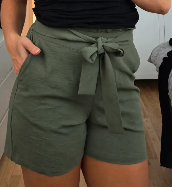 Højtaljede shorts med sløjfe