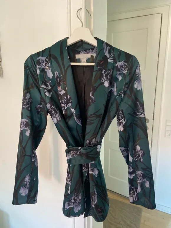 H&M blazer med bælte