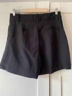 H&M czarne eleganckie spodenki r. 38 dobry skład minimalizm