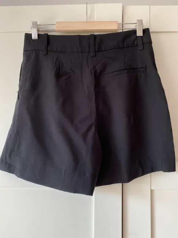 H&M czarne eleganckie spodenki r. 38 dobry skład minimalizm