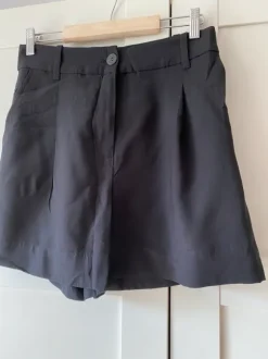 H&M czarne eleganckie spodenki r. 38 dobry skład minimalizm