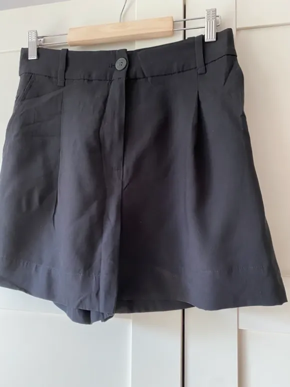 H&M czarne eleganckie spodenki r. 38 dobry skład minimalizm