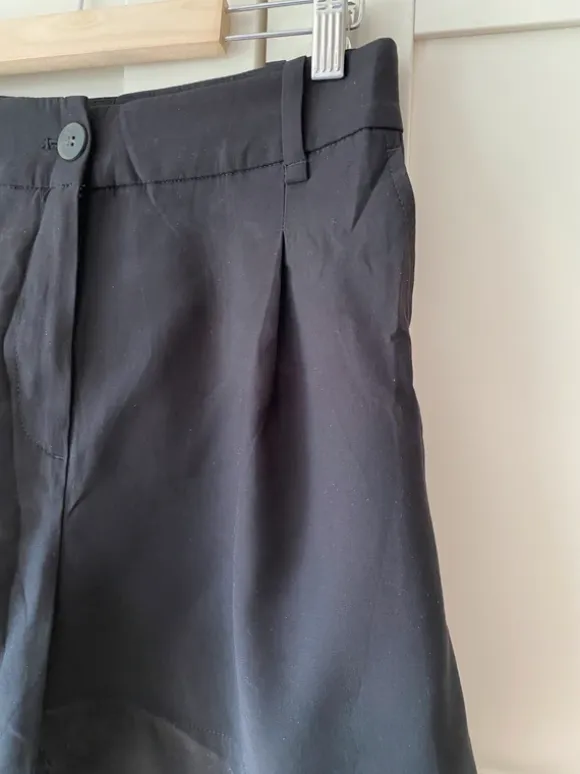 H&M czarne eleganckie spodenki r. 38 dobry skład minimalizm