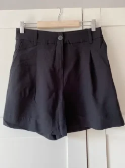 H&M czarne eleganckie spodenki r. 38 dobry skład minimalizm
