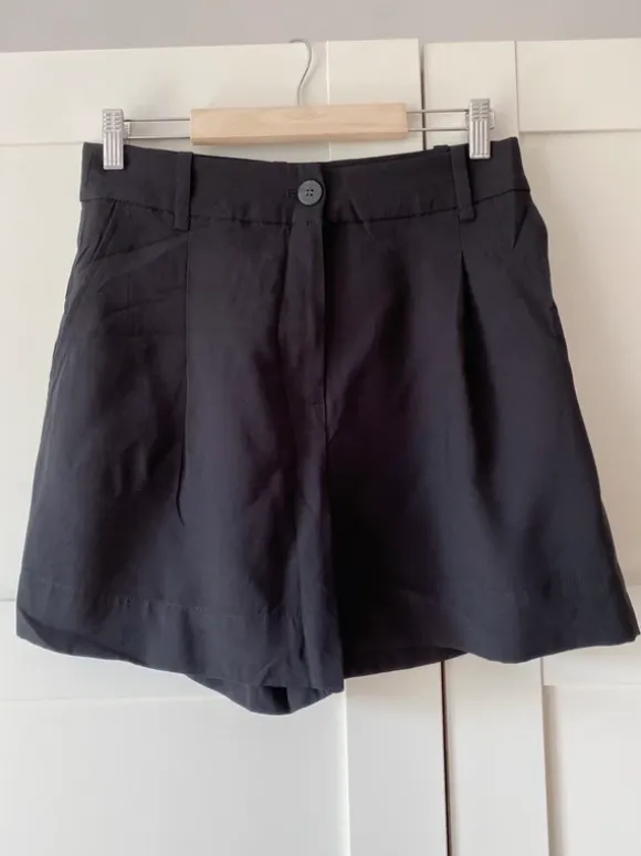 H&M czarne eleganckie spodenki r. 38 dobry skład minimalizm