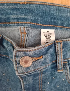 H&M jeans blå skinny ankle highwaist jeans med påsatte krystaller foran str. 31.