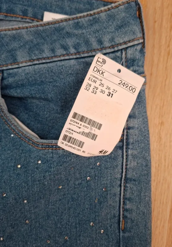 H&M jeans blå skinny ankle highwaist jeans med påsatte krystaller foran str. 31.