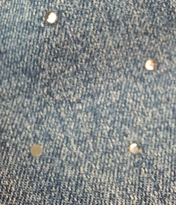 H&M jeans blå skinny ankle highwaist jeans med påsatte krystaller foran str. 31.