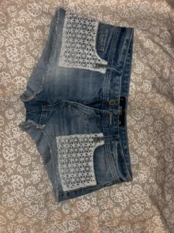 Hollister lowrise shorts med lace detalje på lommerne