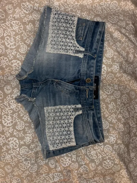 Hollister lowrise shorts med lace detalje på lommerne