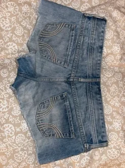 Hollister lowrise shorts med lace detalje på lommerne