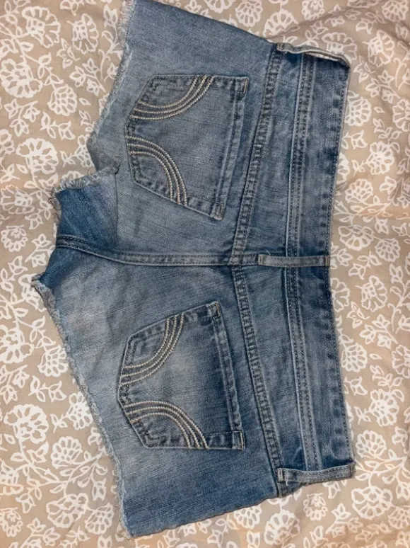 Hollister lowrise shorts med lace detalje på lommerne