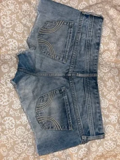 Hollister lowrise shorts med lace detalje på lommerne