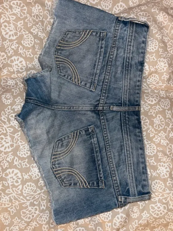Hollister lowrise shorts med lace detalje på lommerne