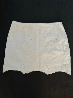 Hvid blonde nederdel
