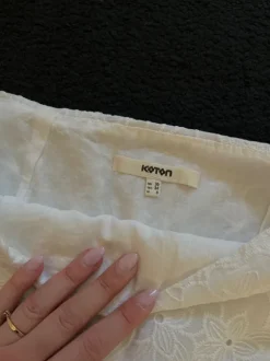 Hvid blonde nederdel