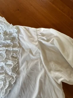 Hvid bluse med flæser