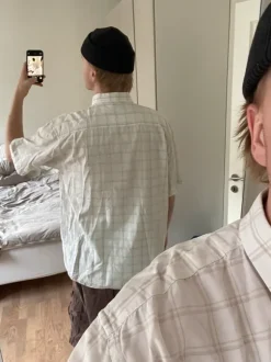 Hvid ternet skjorte