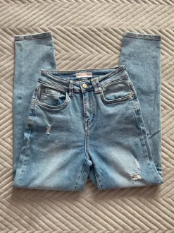 Jasne jeansy z przetarciami
