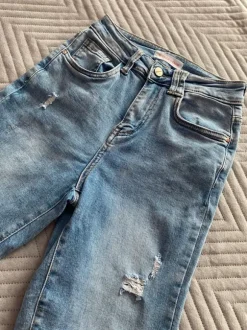 Jasne jeansy z przetarciami