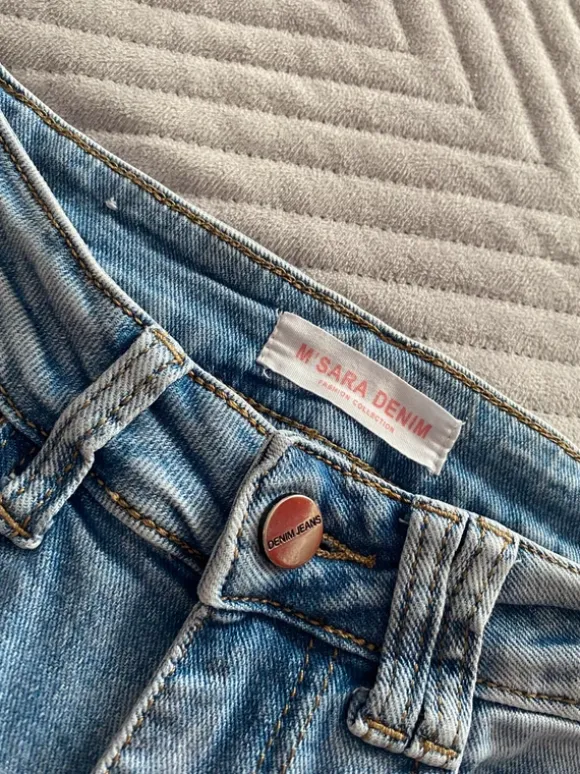 Jasne jeansy z przetarciami