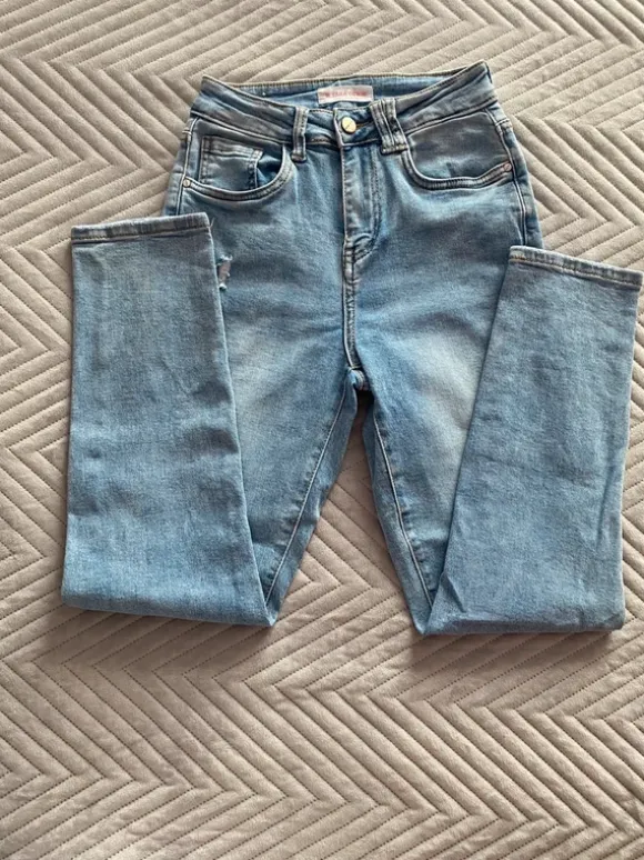 Jasne jeansy z przetarciami
