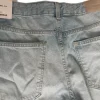 Jasnoniebieskie jeansy