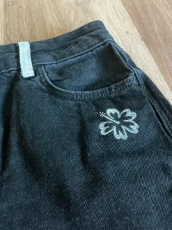 Jeans shorts med handmålat tryck