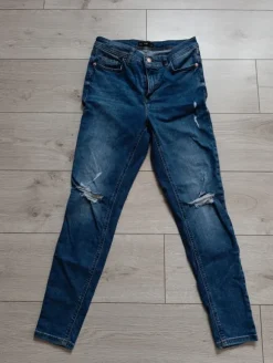 Jeansy F&F Skinny Fit z dziurami na kolanach