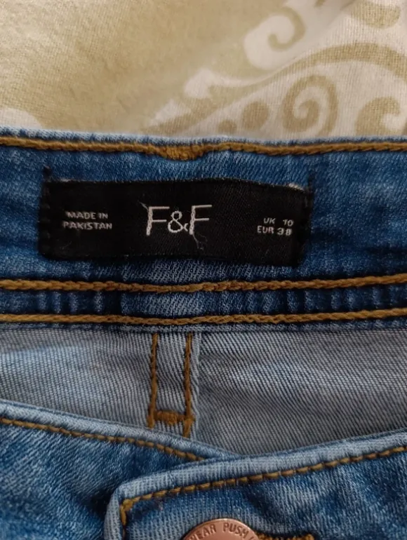Jeansy F&F Skinny Fit z dziurami na kolanach