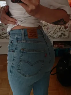 Jeansy Levi's