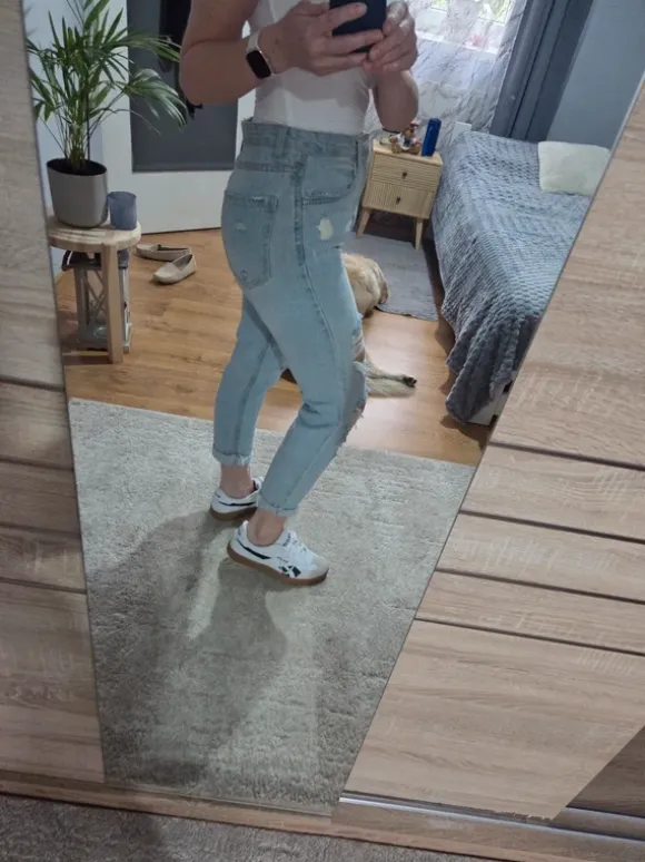Jeansy z przetarciami Stradivarius