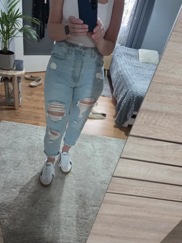Jeansy z przetarciami Stradivarius