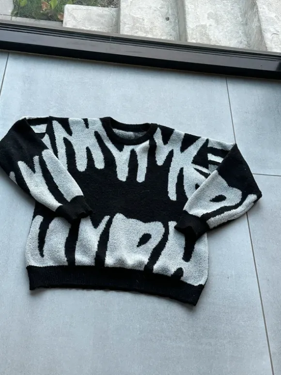 Kagra knit sweater. White on black.