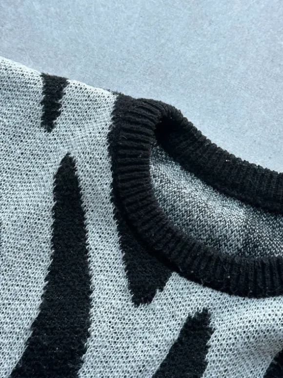 Kagra knit sweater. White on black.