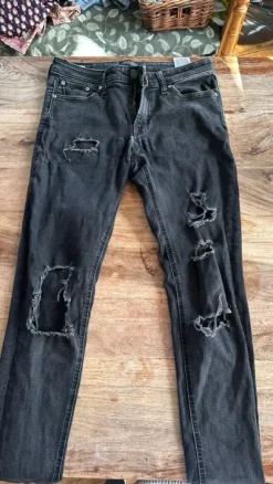 Klädpaket Jack & Jones – Jeans + 2 tröjor (stl M)