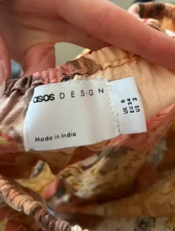 Klänning med öppning i rygg