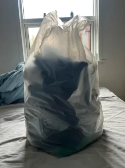 Kæmpe pose med masser af tøj