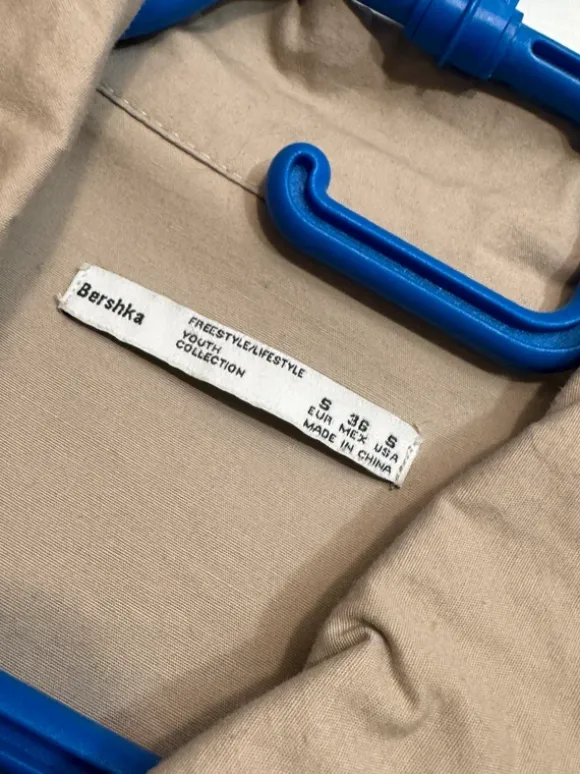 Kombinezon krótki męski beżowy z suwakami Bershka rozmiar S