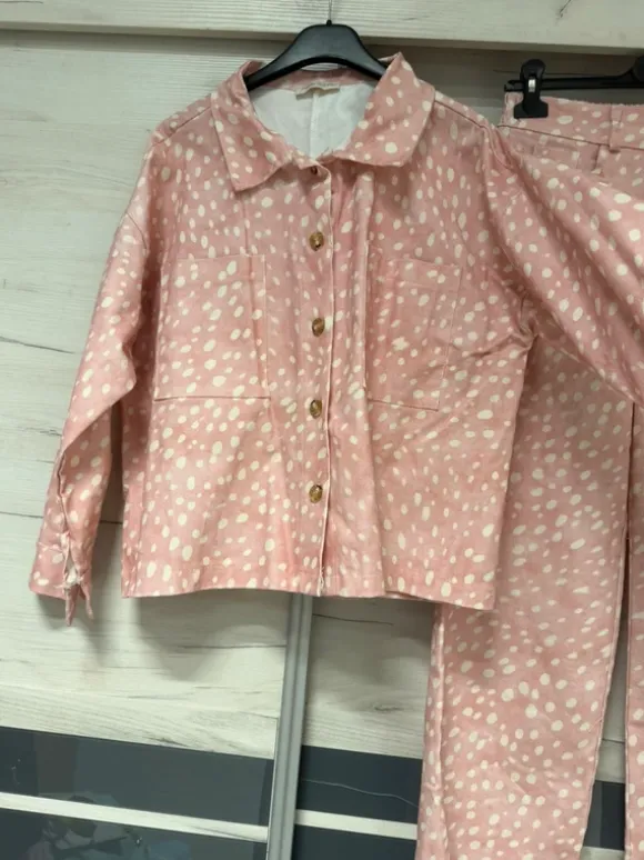 Komplet jeansowy w kropki kolor różowy