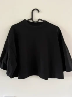 Kort, boxig t-shirt från COS