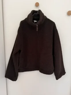 Kort brun jakke