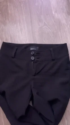Kostymbyxor från Gina