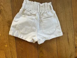 Krämfärgade jeansshorts från Bershka