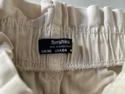 Krämfärgade jeansshorts från Bershka