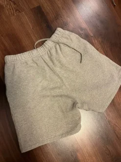 Krótkie spodnie essentials fear of god szare