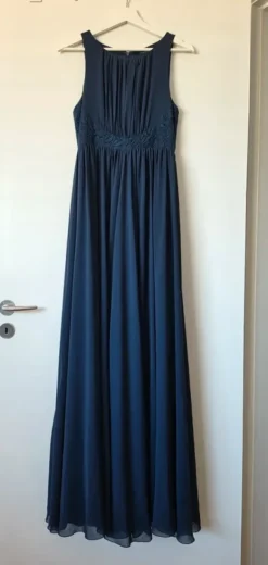 Lang mørkeblå kjole med blonder i taljen