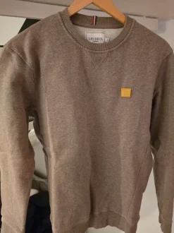 Les Deux sweatshirt.
