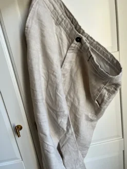 Lette beige bukser fra Mango