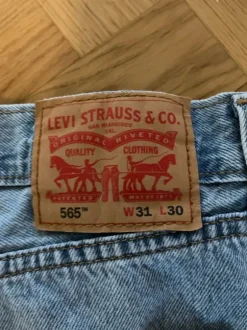 Levi’s 565 jeans